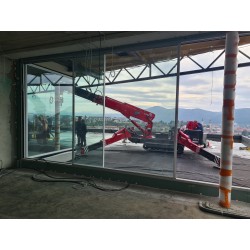 Nadrozmerné zasklievanie, mini žeriav