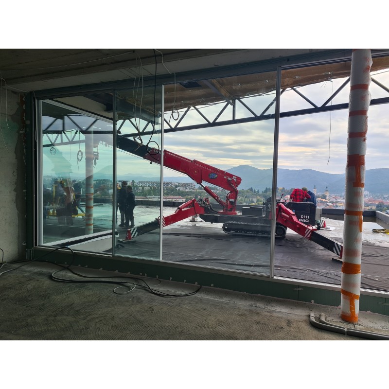 Nadrozmerné zasklievanie, mini žeriav